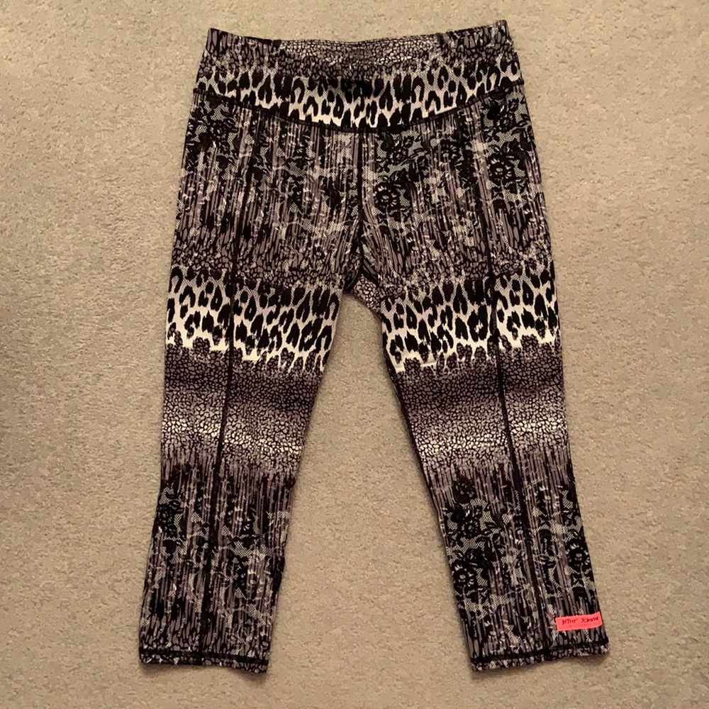 Betsey Johnson Performance capri leggings, L